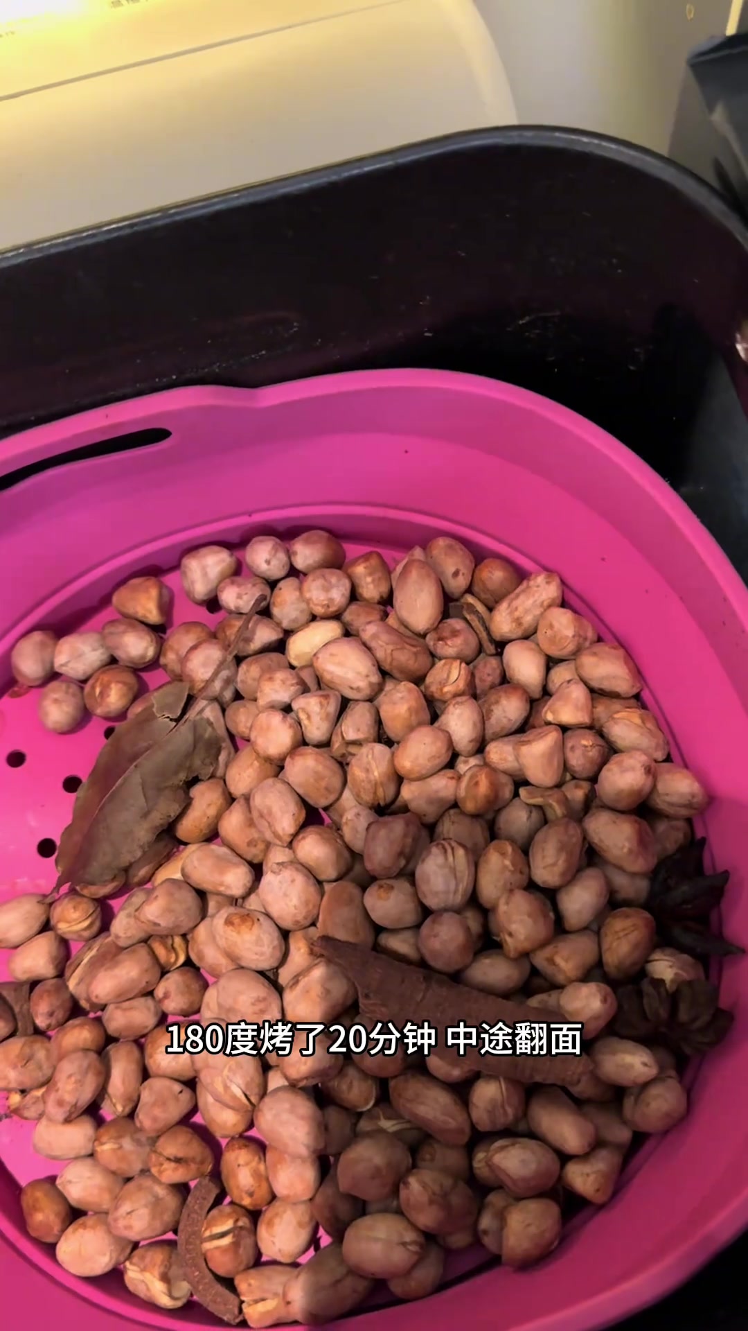 年夜饭解腻开胃小炒,酸萝卜炒牛肉,湖南家常菜。五香花生米也很好吃,咸香硬脆