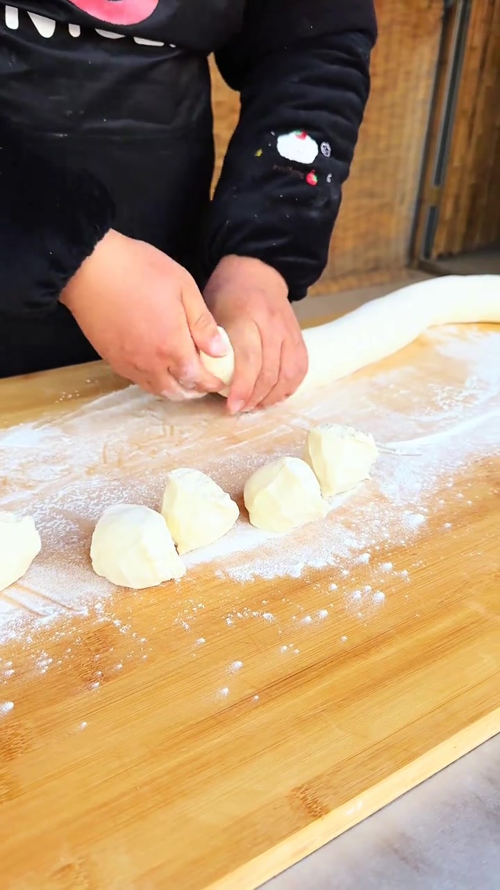 萝卜缨包子外皮暄软,馅料鲜美,既有萝卜缨的清香又有肉的鲜香