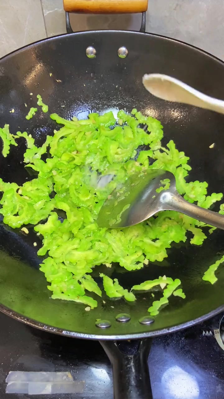 孩子们跟我一样爱吃苦瓜,每天吃都不腻那种;今天吃苦瓜牛肉炒饭+陈皮雪梨水