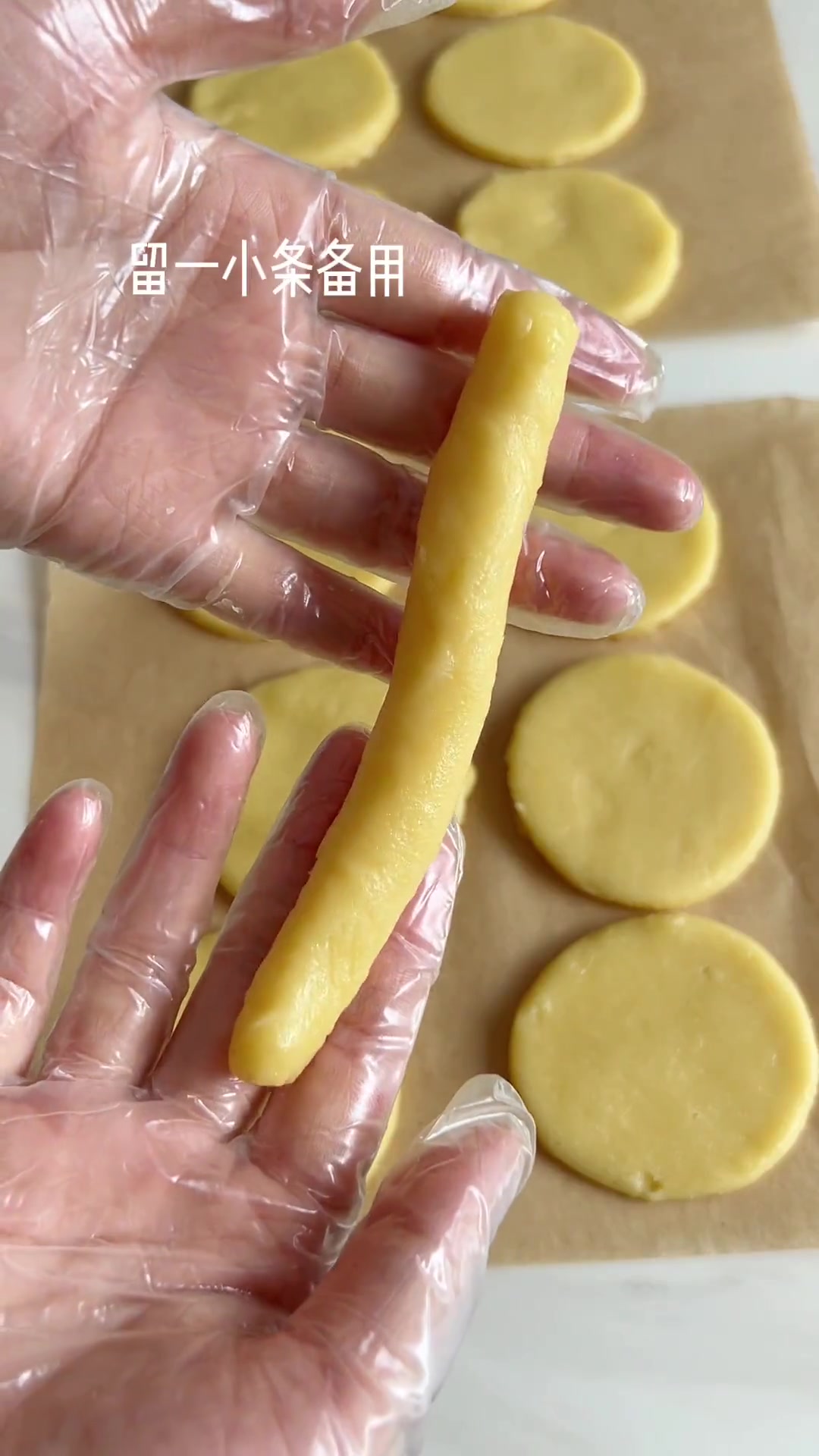 4种食材,不用打发就能做成功的蝴蝶结曲奇饼干,周末在家给家里的小可爱安排起来