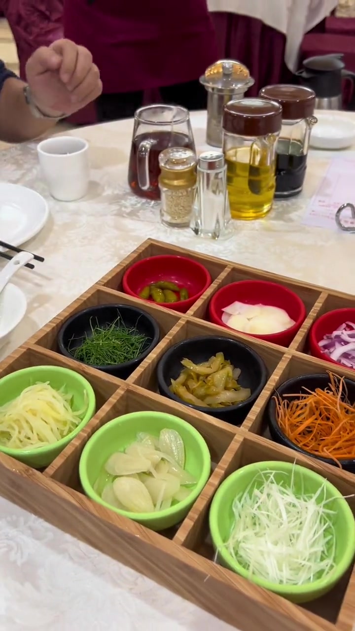 很多人可能还不知道,吊水是一种养殖方式,并非一个鱼种,用吊水鲩鱼做的顺德鱼生,更爽口清甜