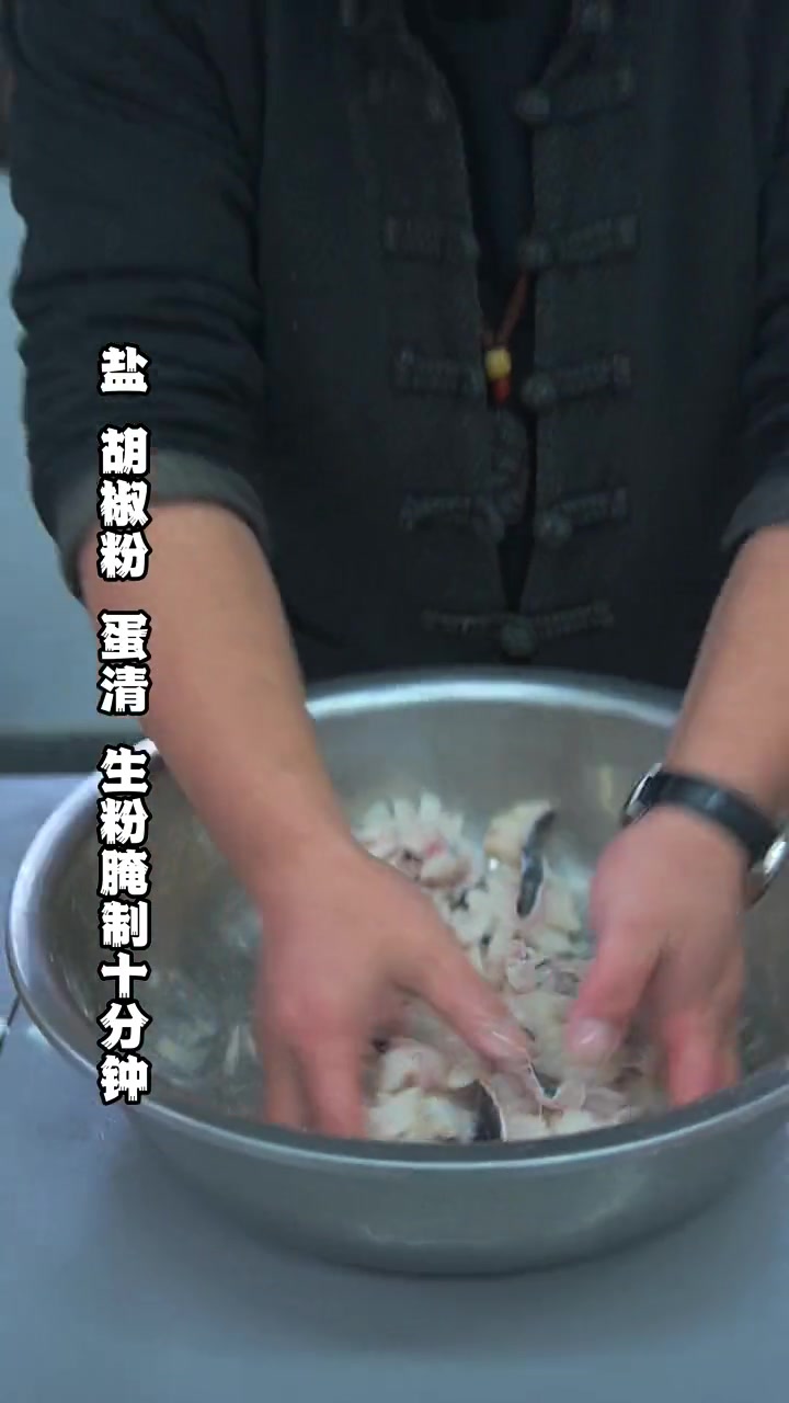 这个火锅我们应该是从小吃到大的,财鱼鲜嫩爽滑,久煮不老,汤计泡饭连干三碗没问题