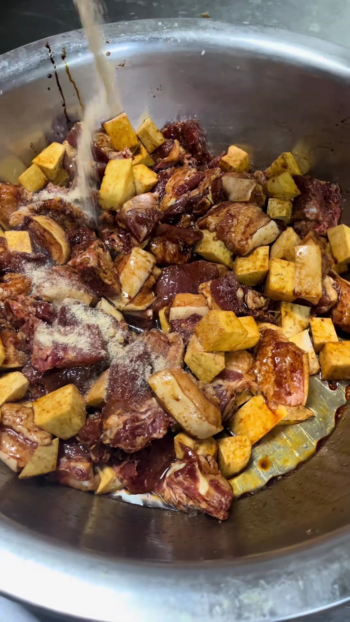 饿了来上一碗这样的米粉肉,香迷糊你的味蕾,家常粉蒸肉美食教程