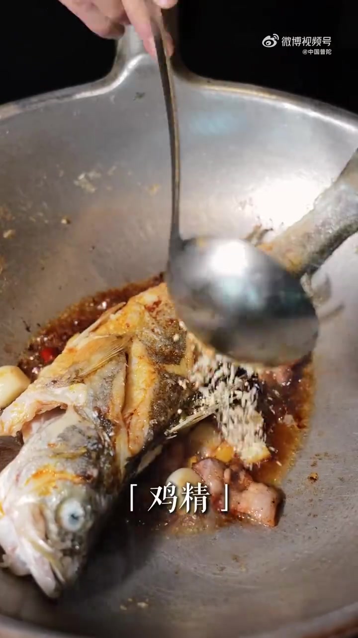 蝉鸣未至,暑气初萌,正是品尝时令鲜味的绝佳时机!新鲜海鲈鱼踏着初夏的节奏跃入厨房,瞬间成为