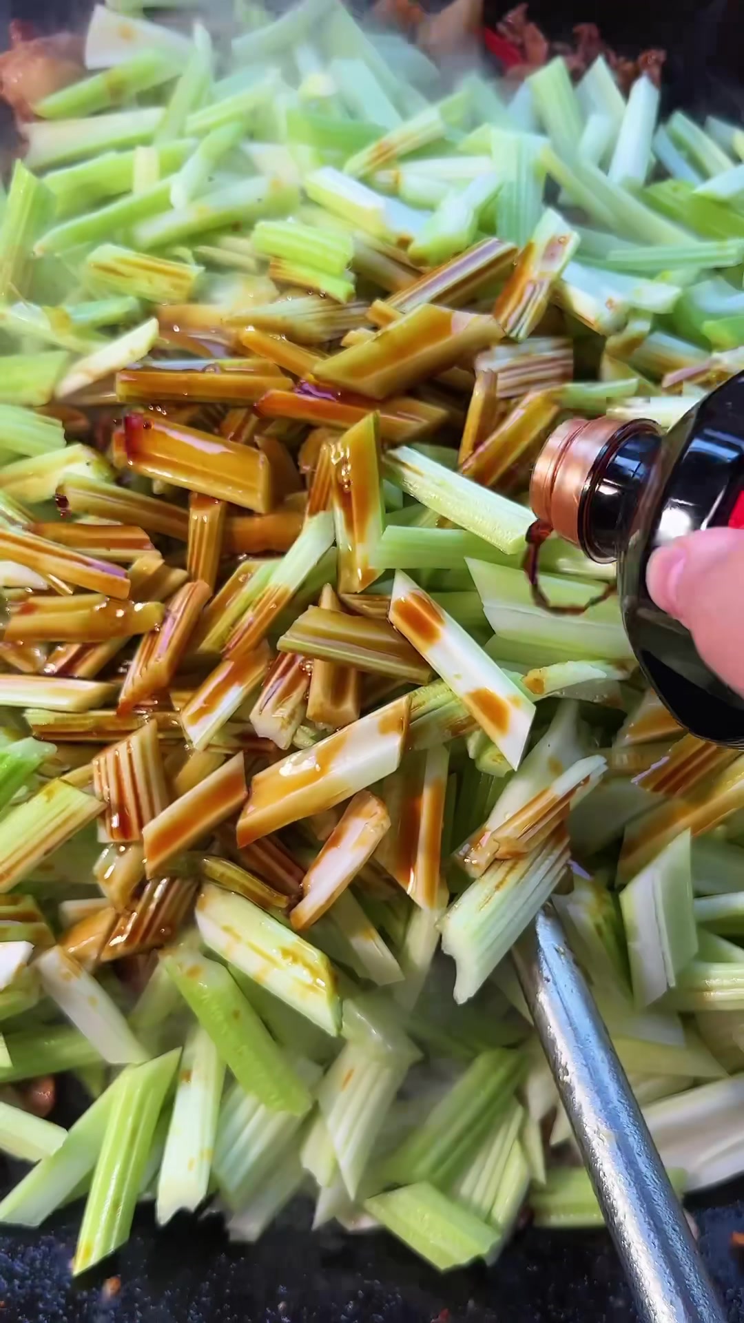 今天给工地师傅们做的肉片炒芹菜,茄子炒豆角,都是下饭菜