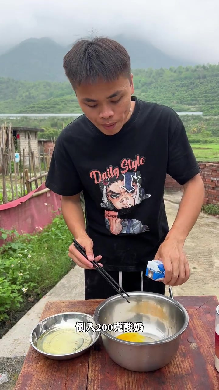 自制蛋糕。王奶奶生日用馒头当蛋糕,看着都不忍心,今天给王奶奶做个蛋糕