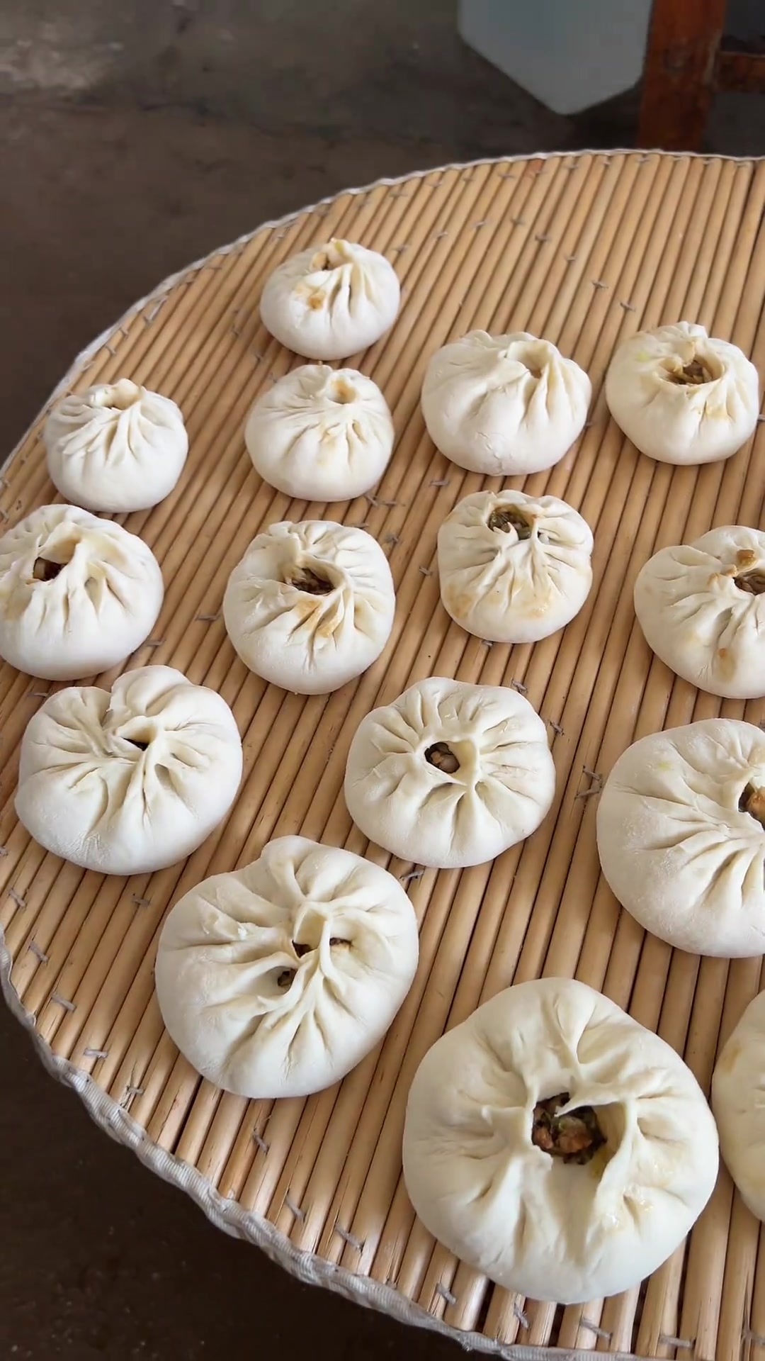 今天和婆婆包了一个不好看却很好吃的菜包猪肉馅的大包子