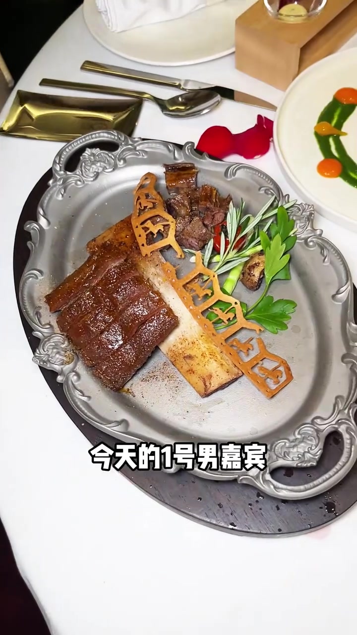 挑战花一天工资带朋友去吃高端牛排餐厅!好吃到朋友说下次还要去!南昌西餐 约会餐厅