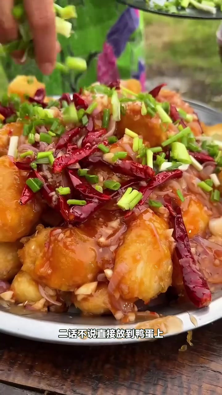 这两个女人实在是太会做饭了,在油锅中倒入一百颗鸭蛋做全鸭宴