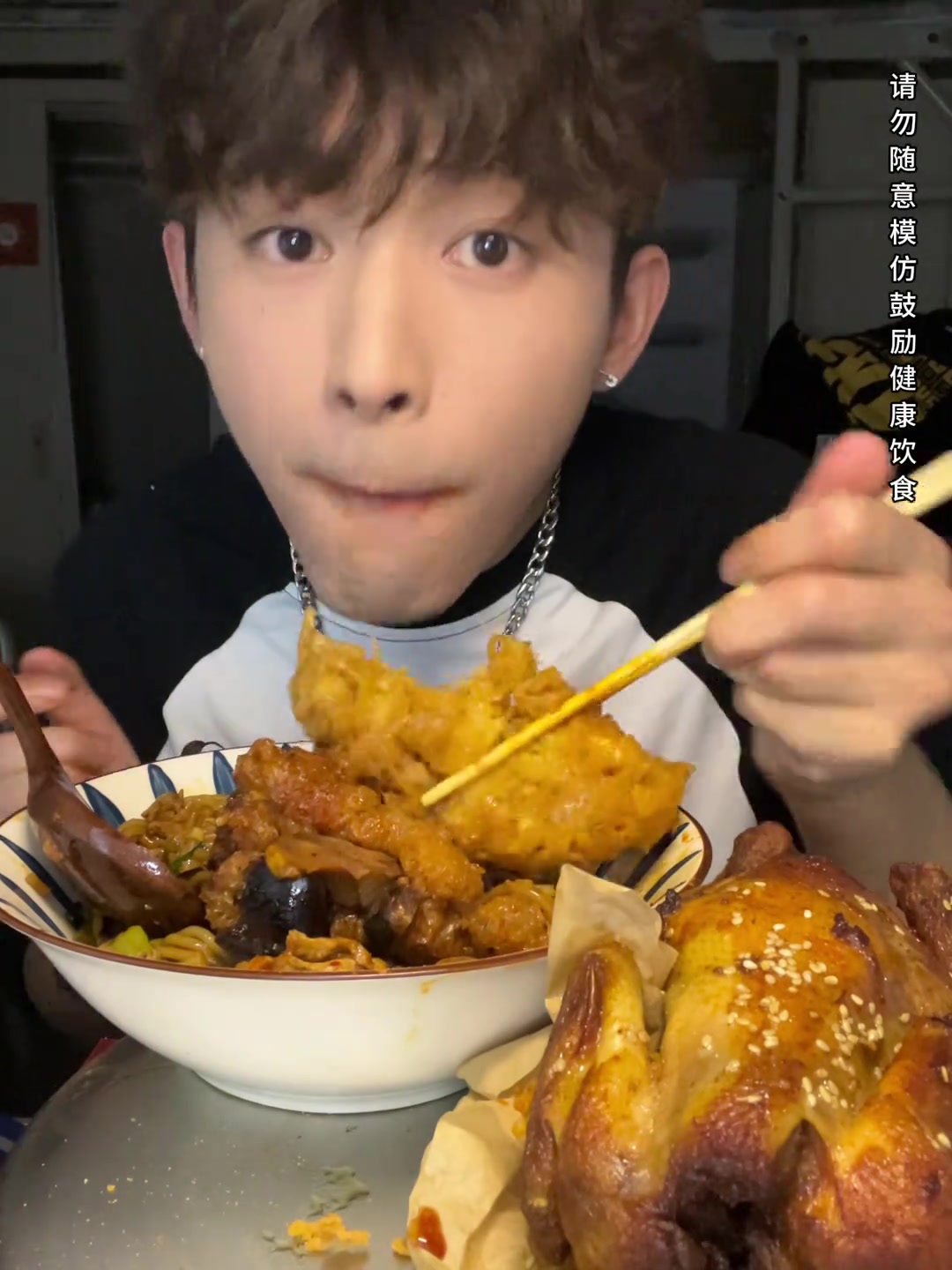 谁懂背着舍友,半夜偷吃的背德感,蛋挞与外卖的诱惑