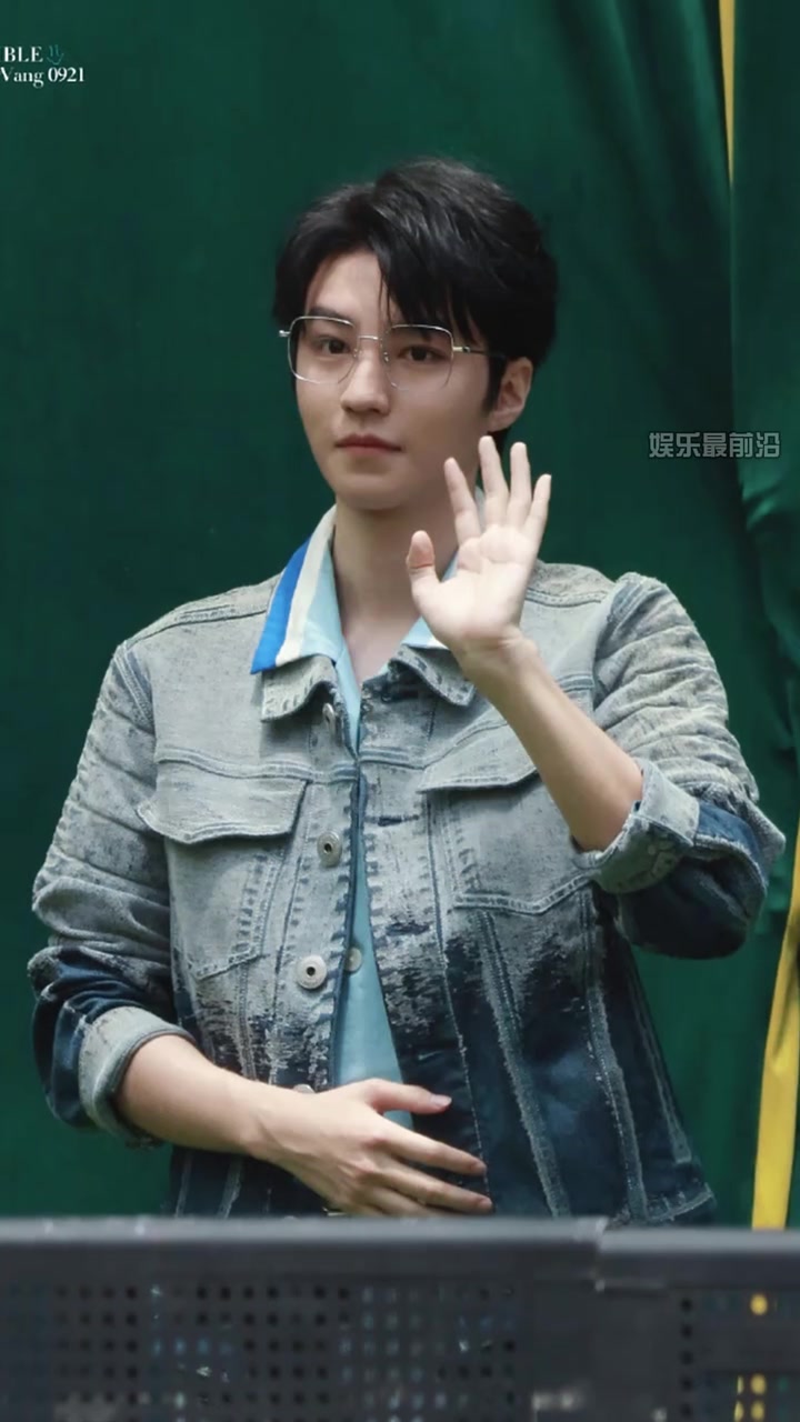 王俊凯昆明线下活动路透,牛仔装搭配眼镜,少年感十足