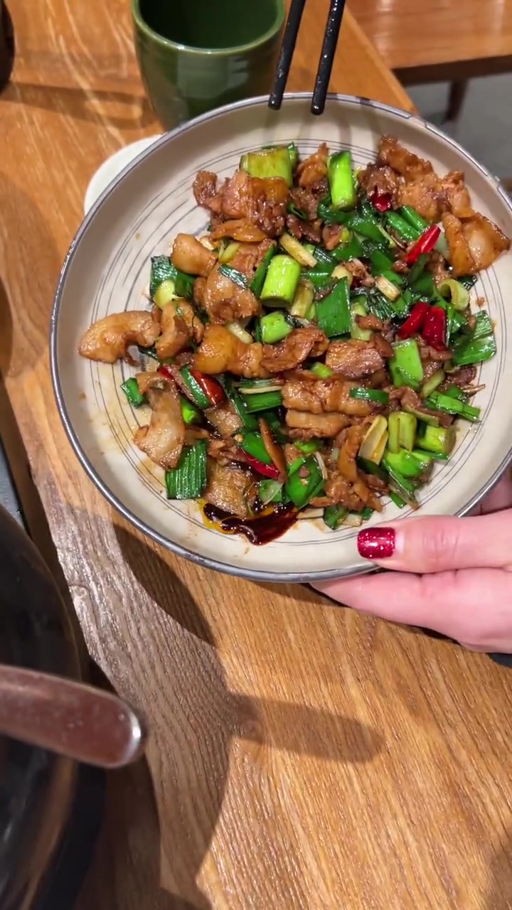 一百多吃云南菜!气锅鸡超赞,小炒肉等超下饭