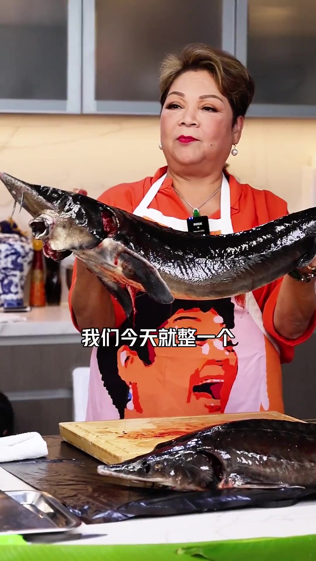 今晚整顿大的!十几斤鲟龙鱼现开现做,一鱼四吃,开席啦