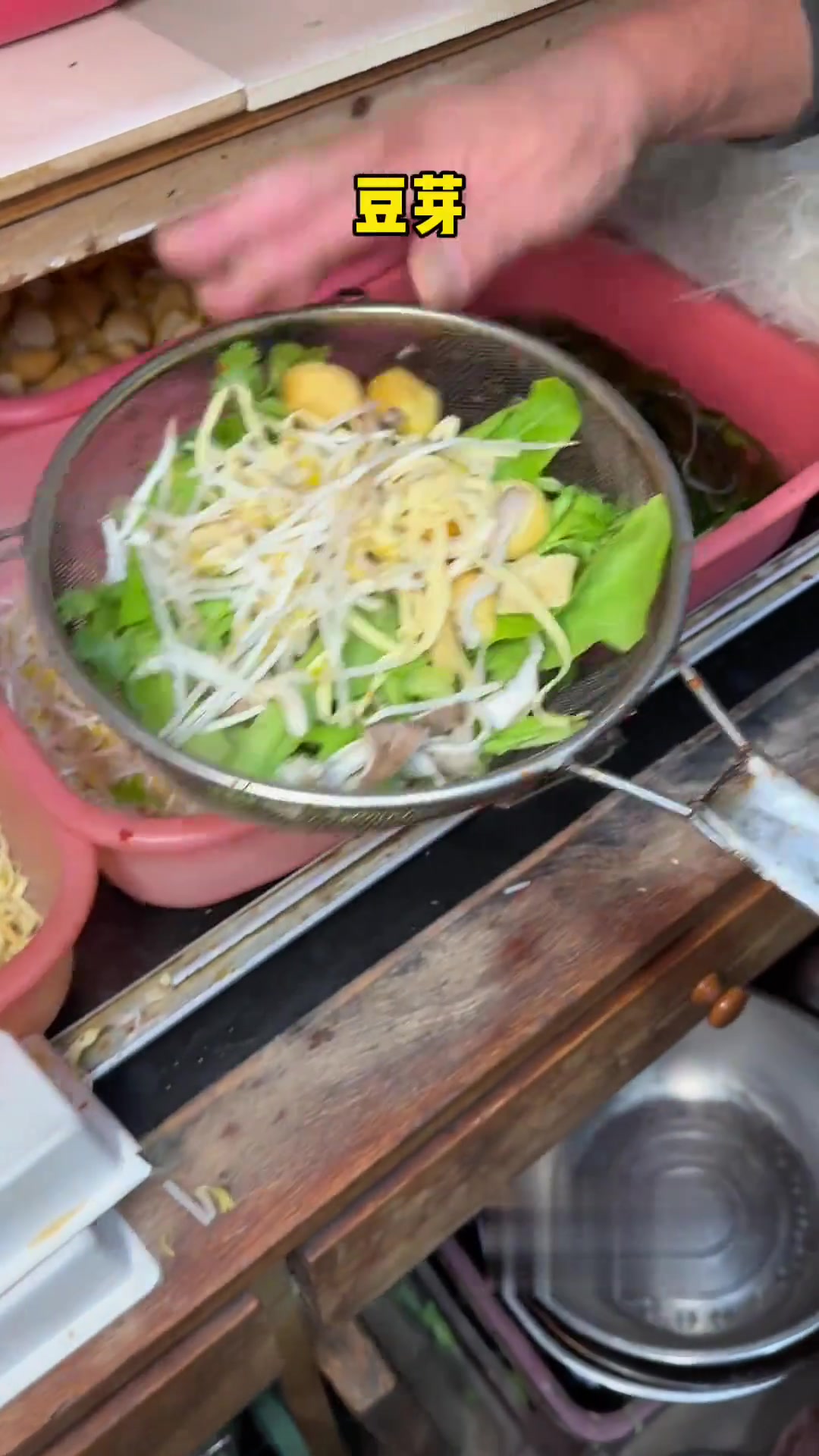 东北街头的老式麻辣烫!10块满满一大碗!你们觉得值吗?