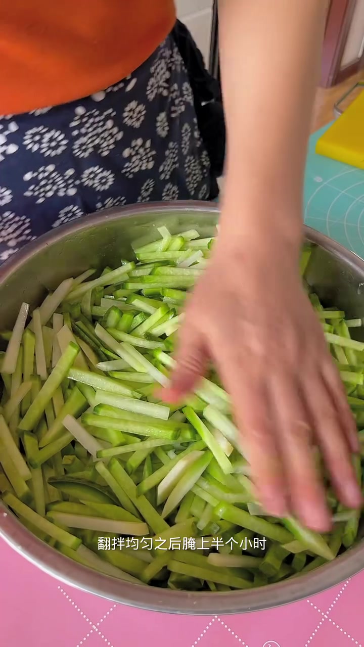 萝卜条咸菜这样腌制清脆口,特别下饭,能储存很长时间