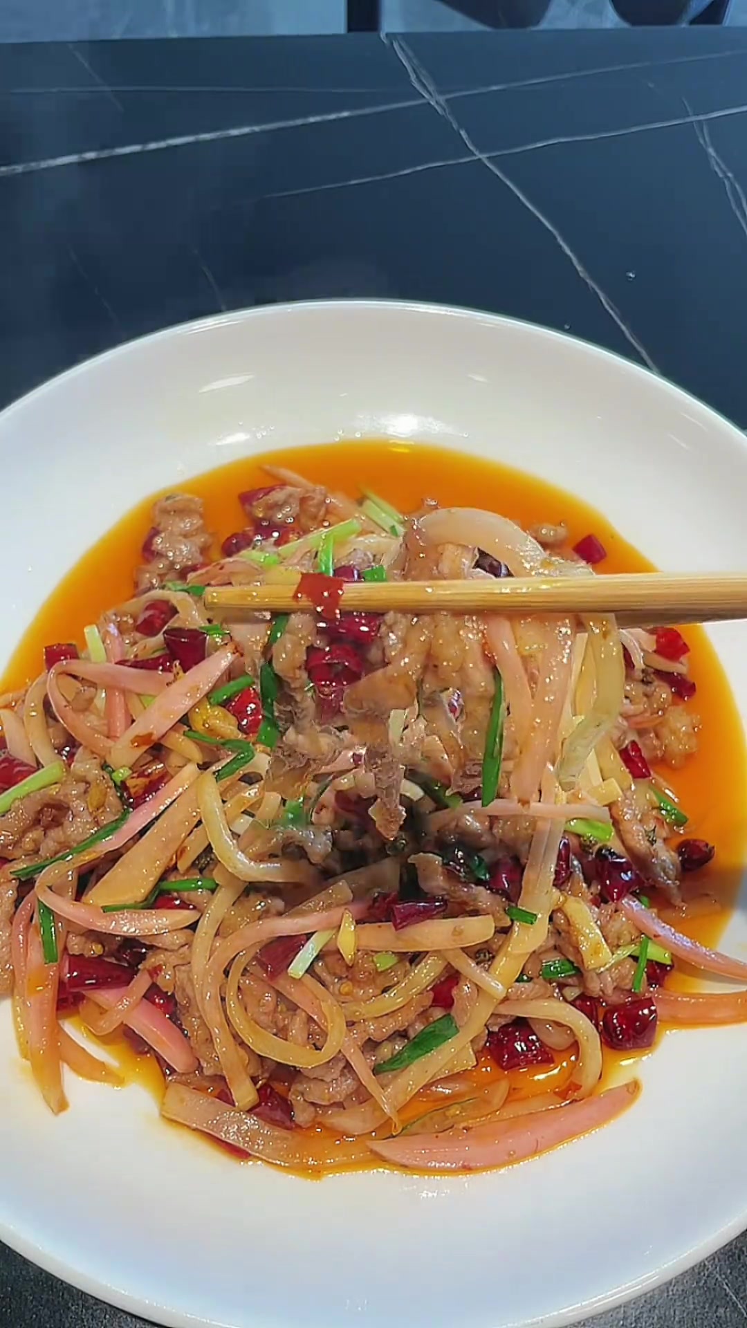 一坨眉毛肉,一个泡了48小时的粉萝卜,花十块钱就可以做出这盘泡菜肉丝,非常下饭哦