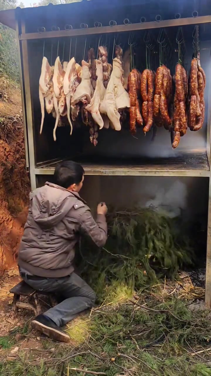 钢架搭棚,柏丫熏肉,浓烟滚滚,香味扑鼻