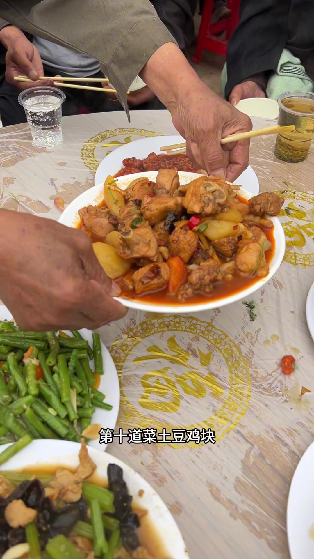 虽然不是什么名菜,但非常好吃,非常的有烟火气息
