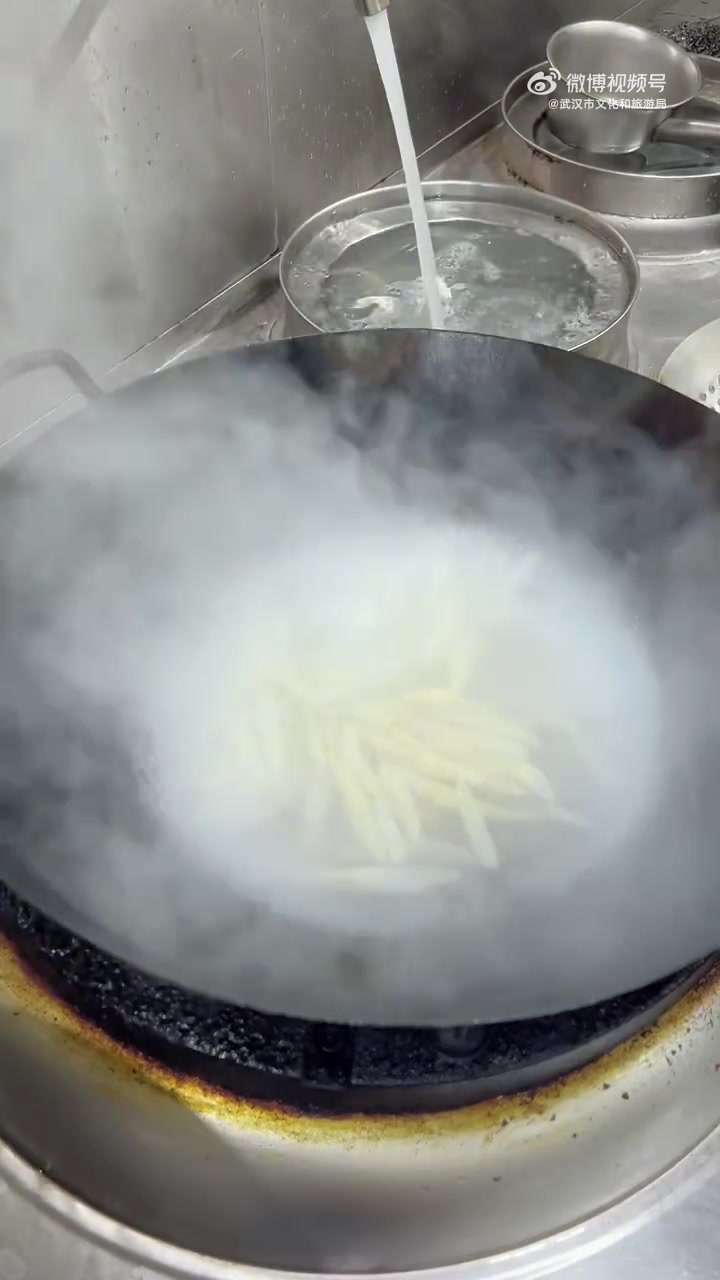 清炒藕带,看看湖北人是怎么炒藕带不发黑的。舌尖上的武汉(来源:小艾美食)