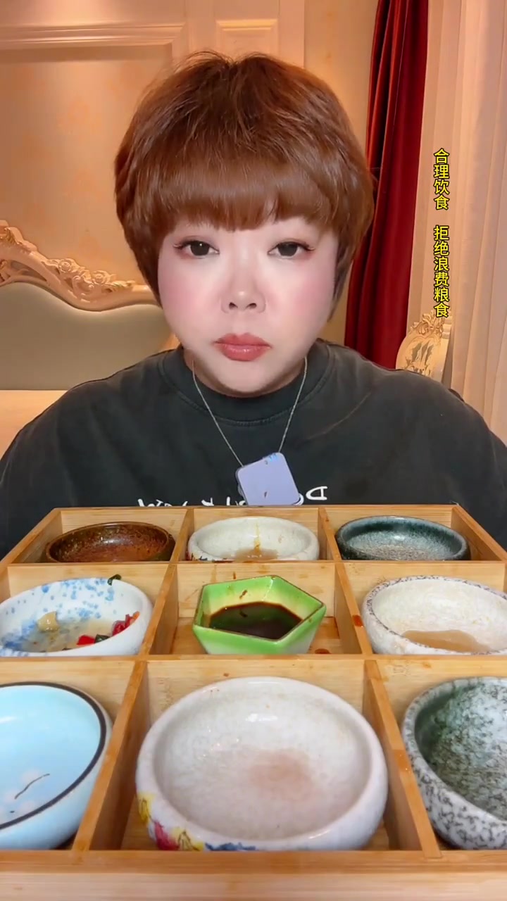 哈喽姐妹们！今天吃海鲜宫格，先尝四味虾头超爱这搭配