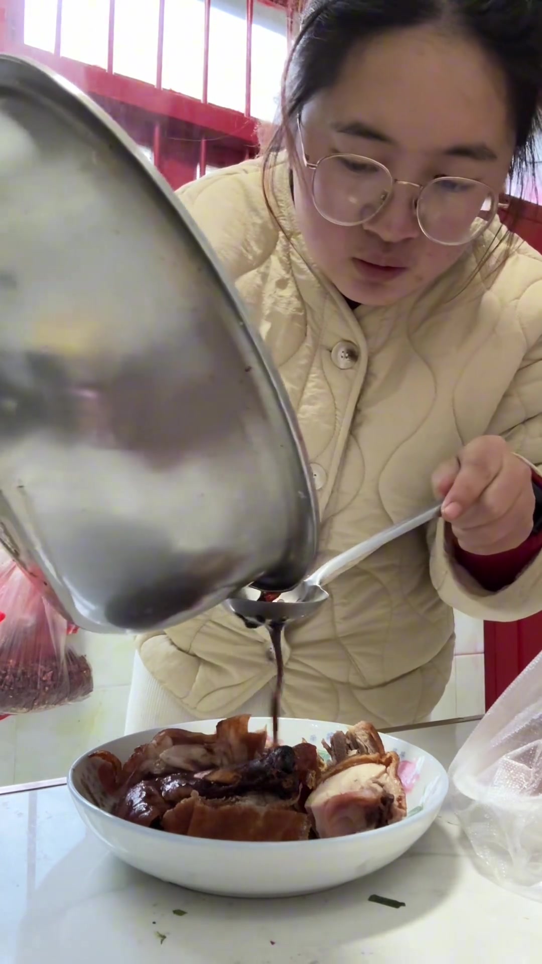 南京烤鸭卤汁太美味,无数次吃都吃不腻的烤鸭,在家自己学着模仿一个,好好吃!