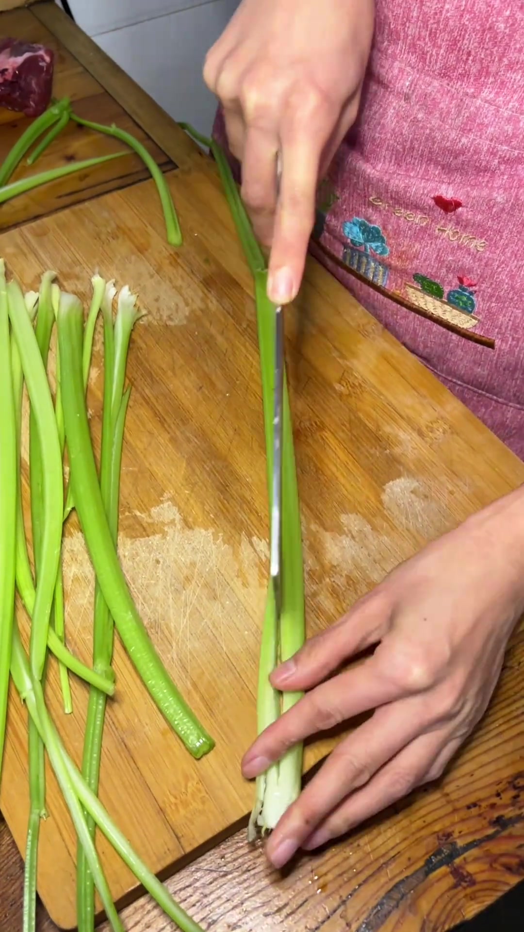 今日在家制作新疆芹菜肉拌面