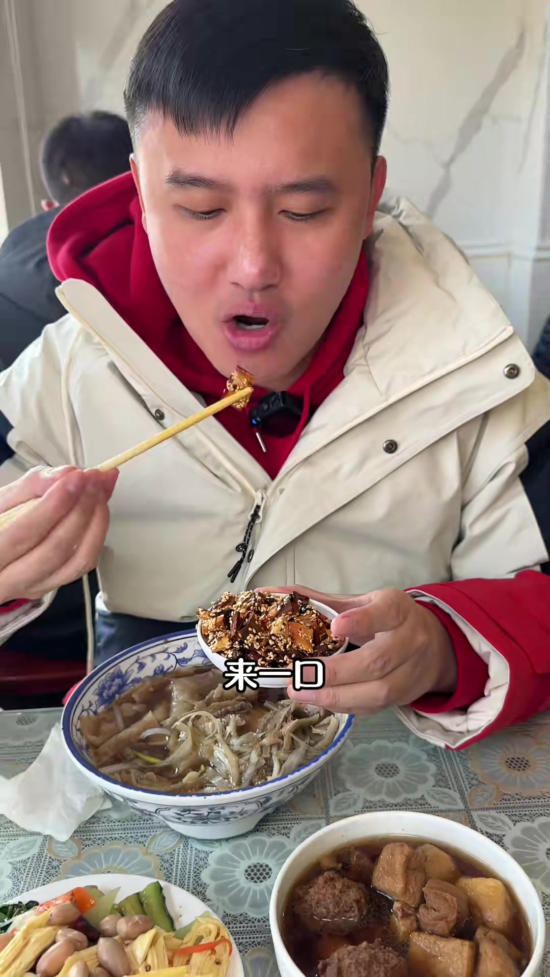 在外的游子们回家啦,河北名吃保定牛肉罩饼,保定人到家了开饭啦