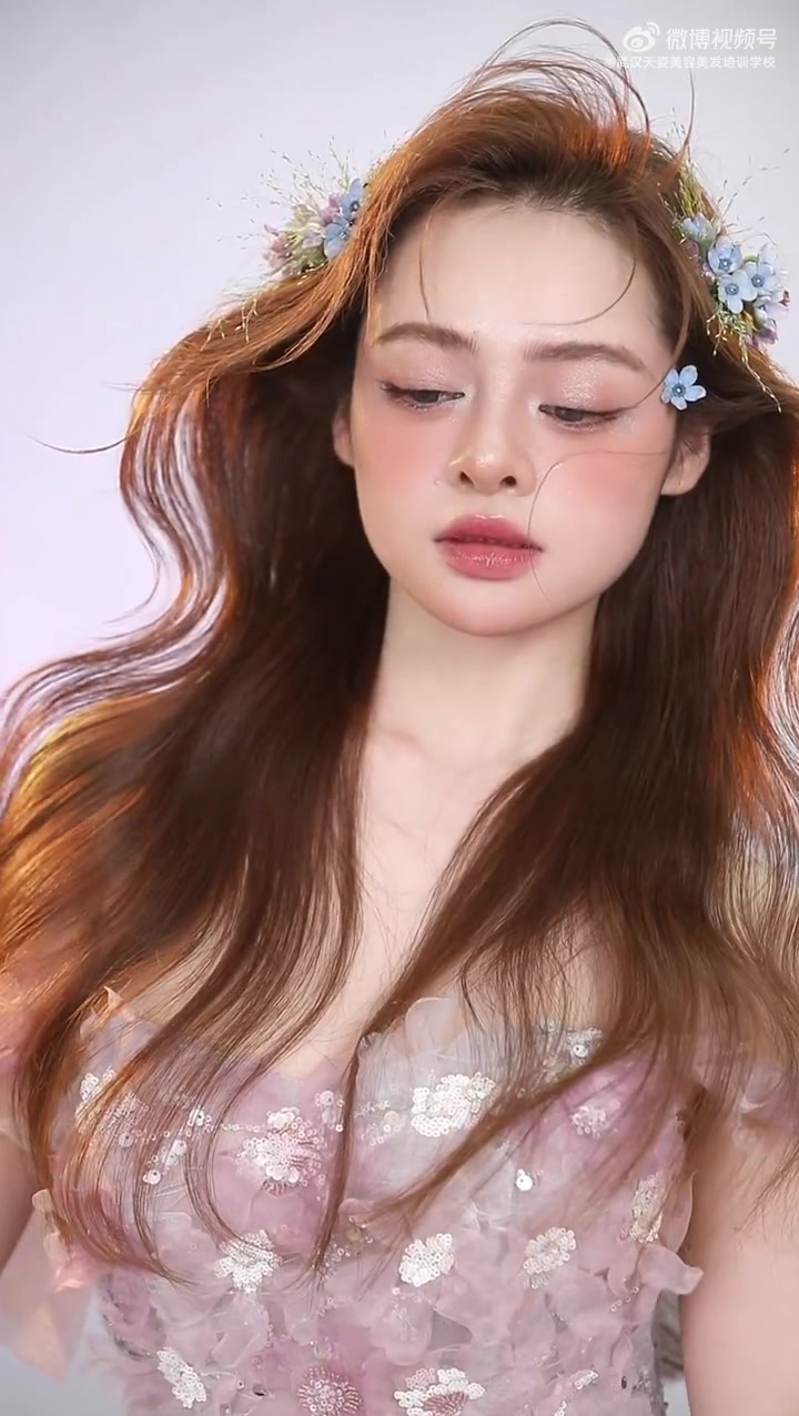 韩系户外婚礼鲜花造型&唯美氛围人鱼卷披发造型