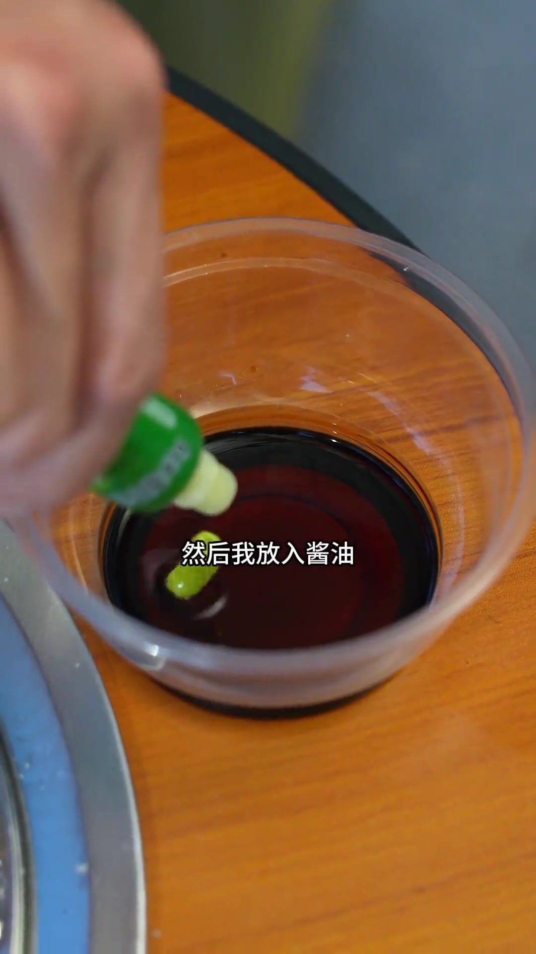 大家在一起烤鱿鱼,别提多舒服了