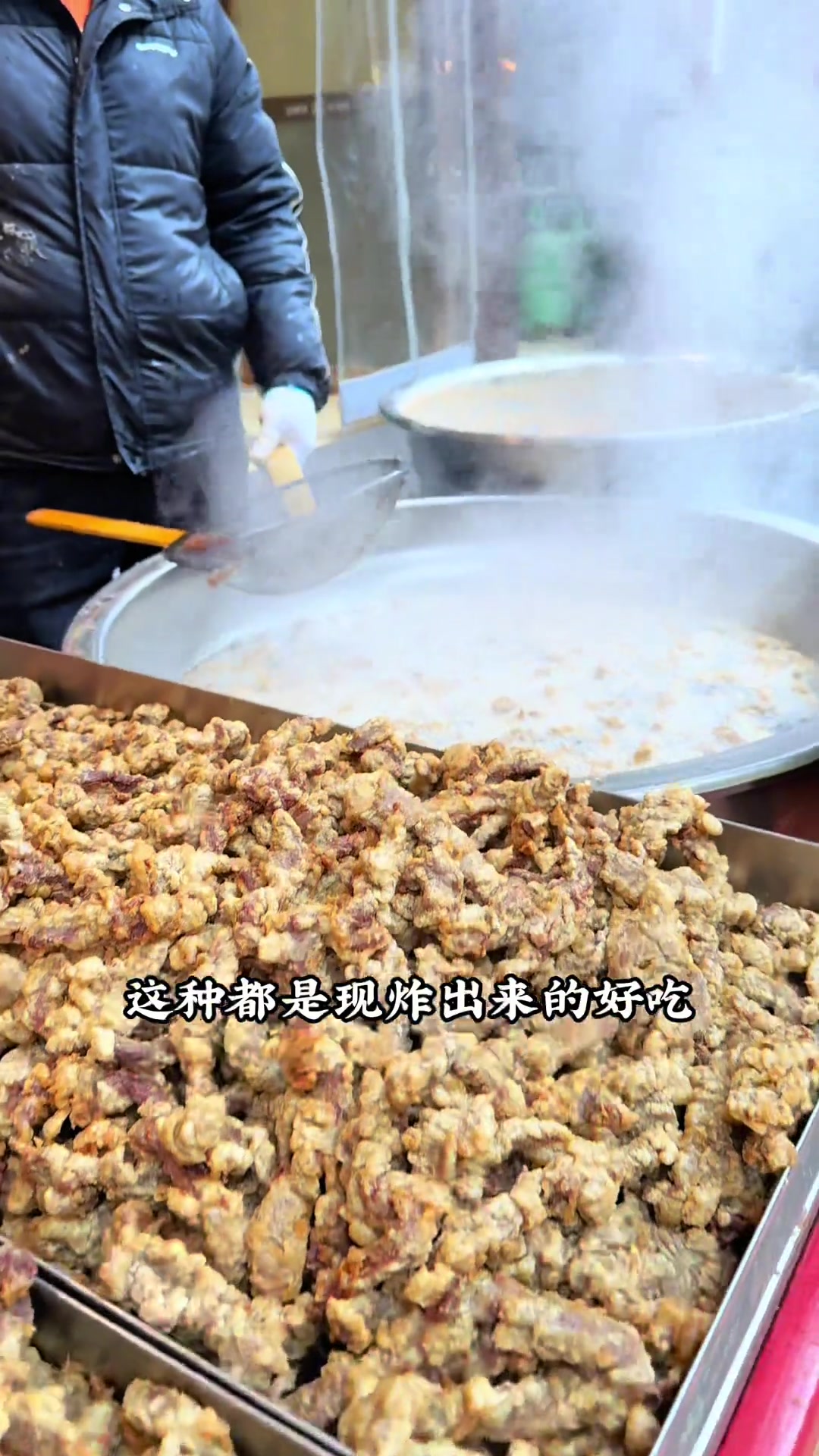 今天来尝尝老西安的传统蒸碗,都是现炸的丸子和小酥肉,气氛是越来越足了～陕西人,到家了开饭啦
