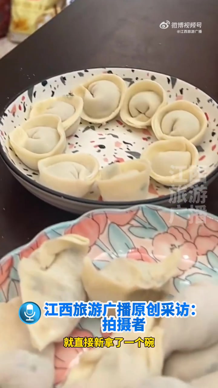 「母女俩一起包饺子鲜明对比」5月8日,湖南,妈妈和女儿一起包饺子,女儿心灵手巧包出来的很漂
