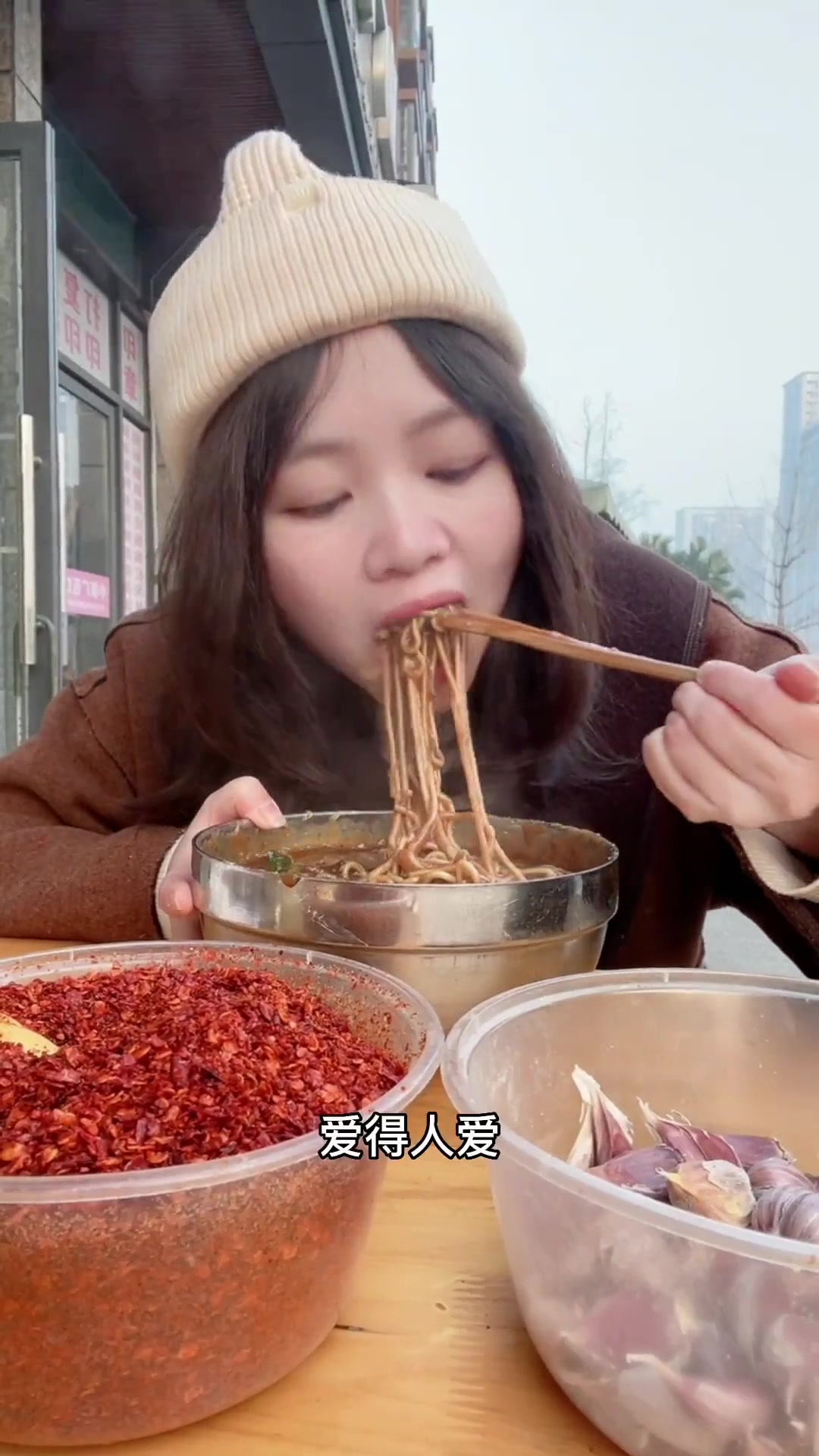 早上六点穿城20公里,去吃一碗黏糊的阆中牛肉面