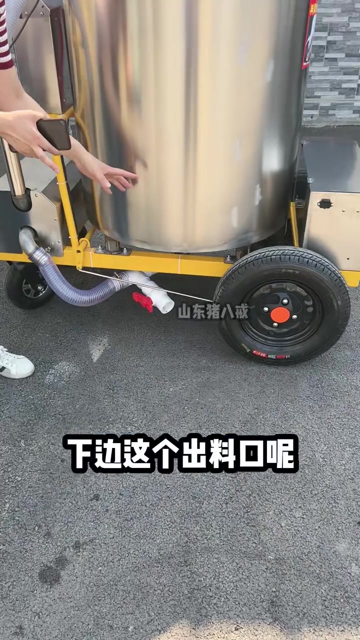 想要给猪吃上粥料 一台料车轻松搞定 粥料车 智能粥料车 液态饲喂
