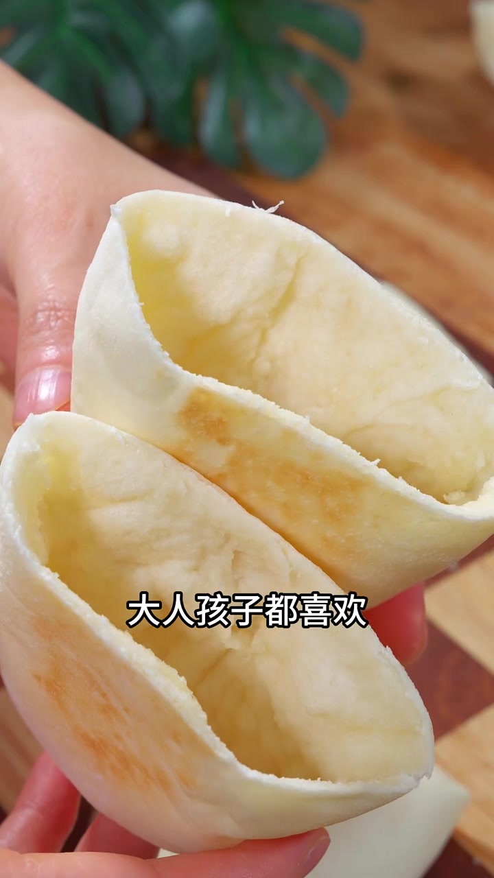 以后想吃肉夹馍了，就不用出去外面买了，做成这样的口袋饼呀！夹肉夹菜都好吃