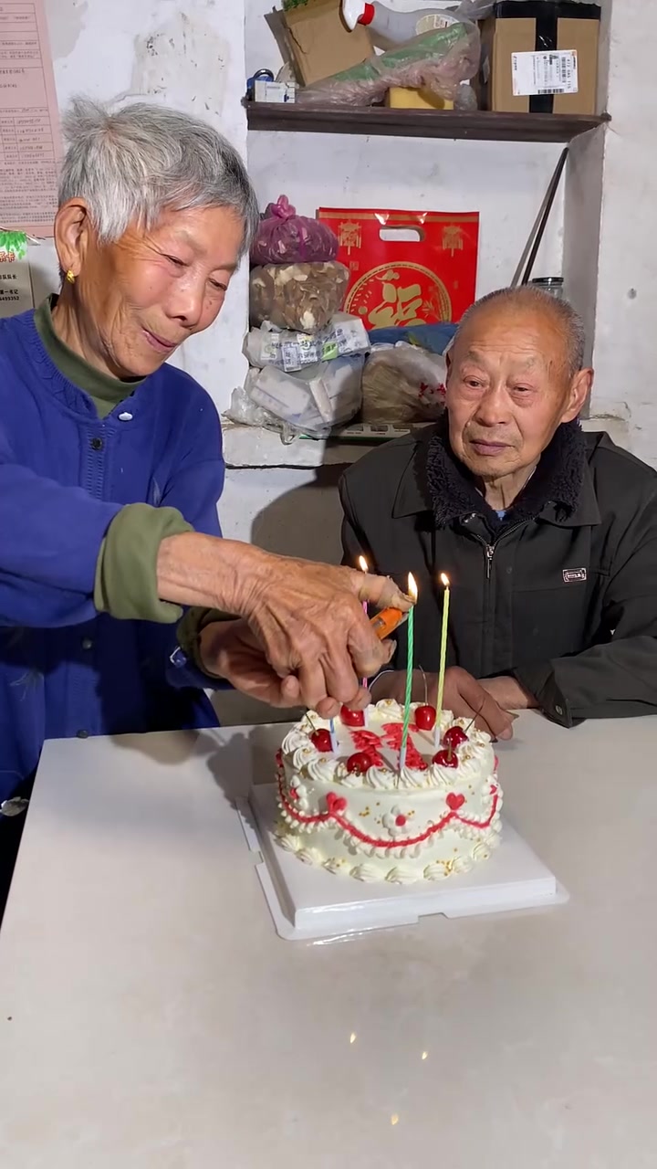 在农村和爷爷奶奶一起过生日有多幸福!总有人笨到想把所有的爱都给我!比如我的爷爷奶奶!早起的