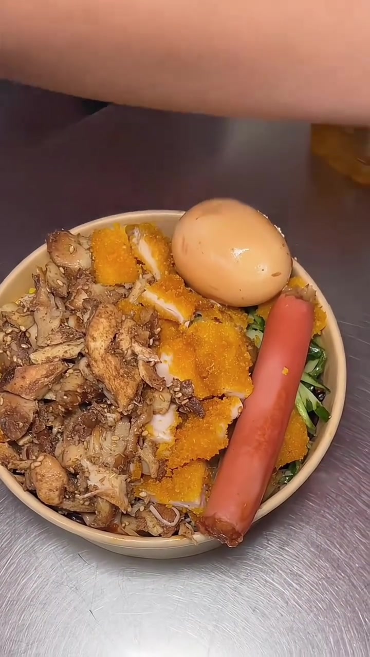 烤肉鸡排双拼饭好多的肉啊