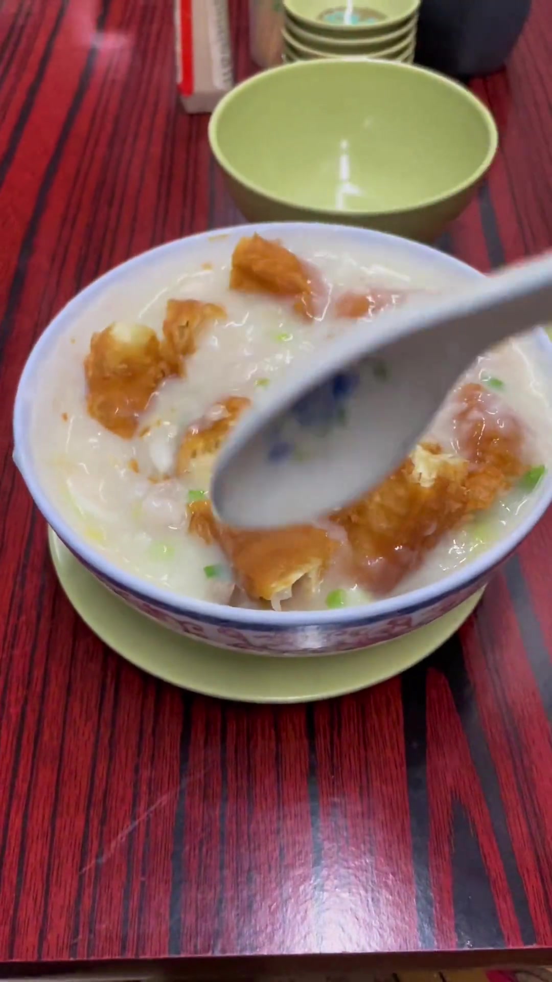 澳门小巷早餐粥店老板超可爱,常与大家互动防久等