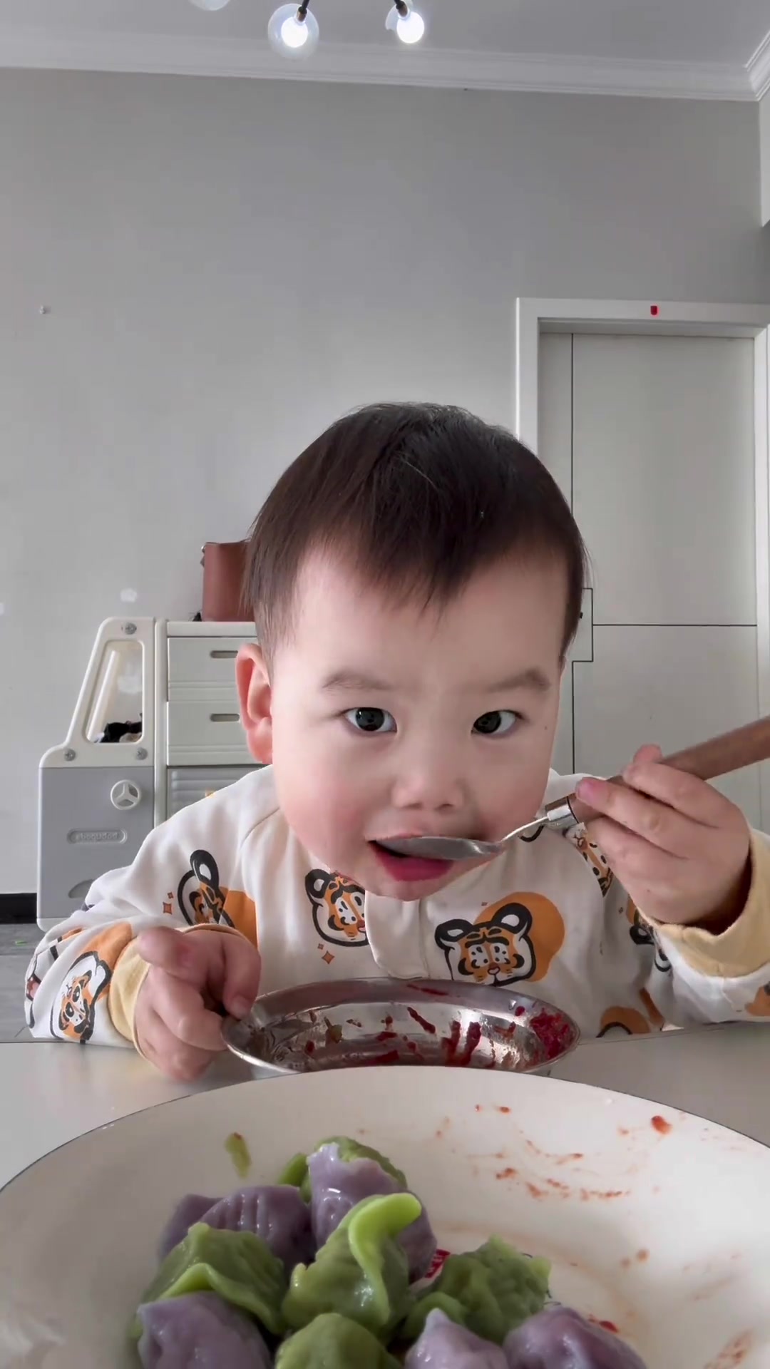 48. 帮我看一下小孩吃饭,今天吃饺子