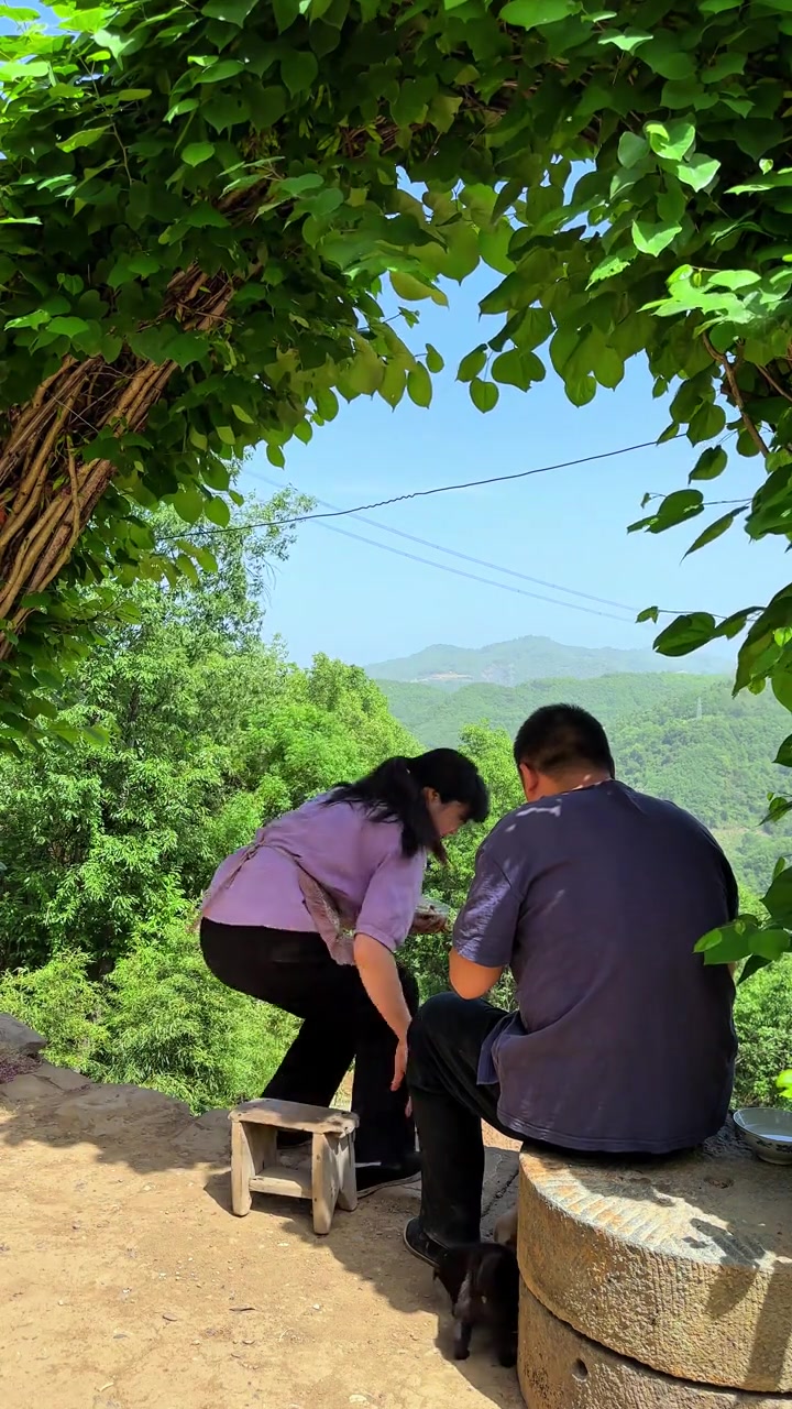酸菜腊肉锅巴饭你们爱吃吗,腊肉的咸香配上家乡的浆水菜酸菜,焖饭来简直太香了