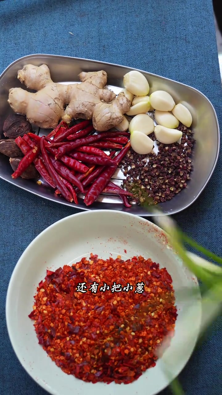 永平黄焖鸡算得上云南民菜了,做法虽然简单,但是味道真的一绝,恰好老品种想吃,么今天就香香呢