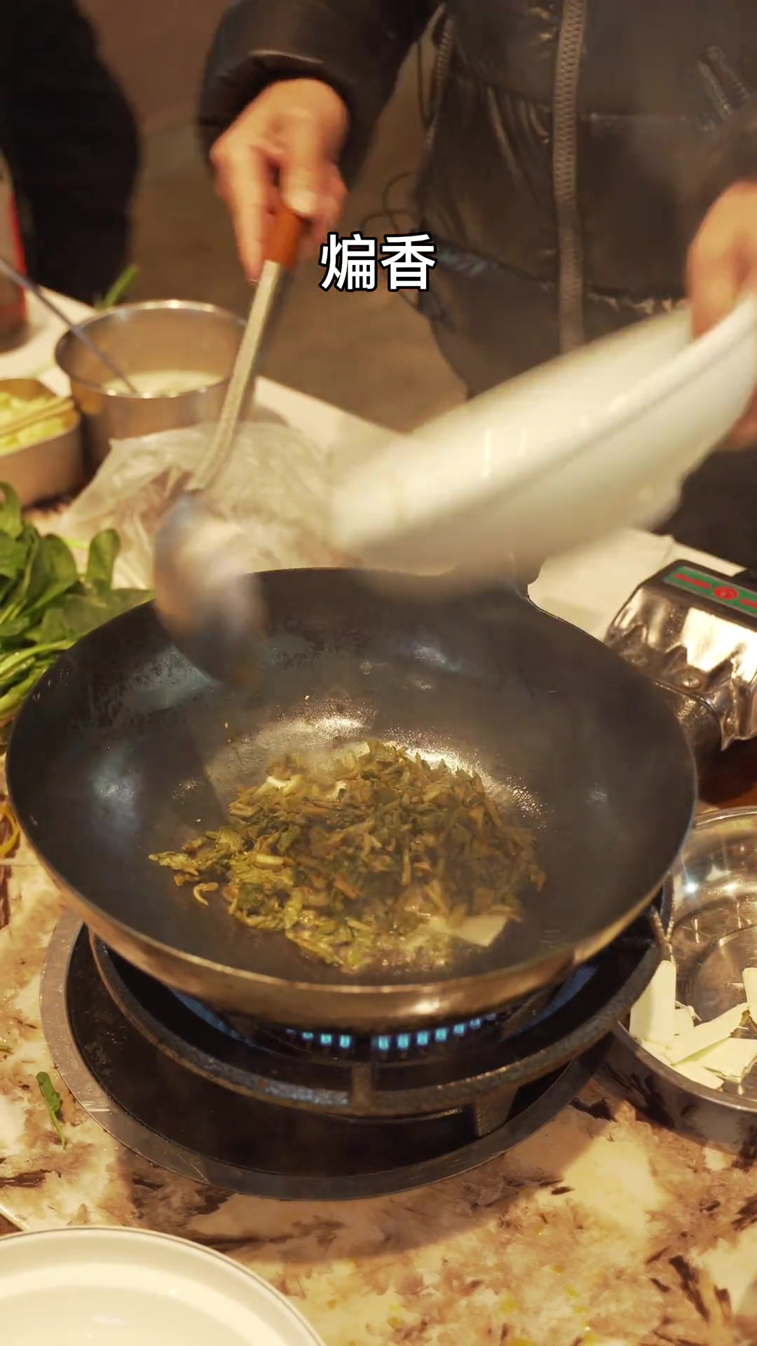老杭州人都爱吃的年糕这样做，方便简单又美味！片儿川烧年糕，你喜欢吃吗？