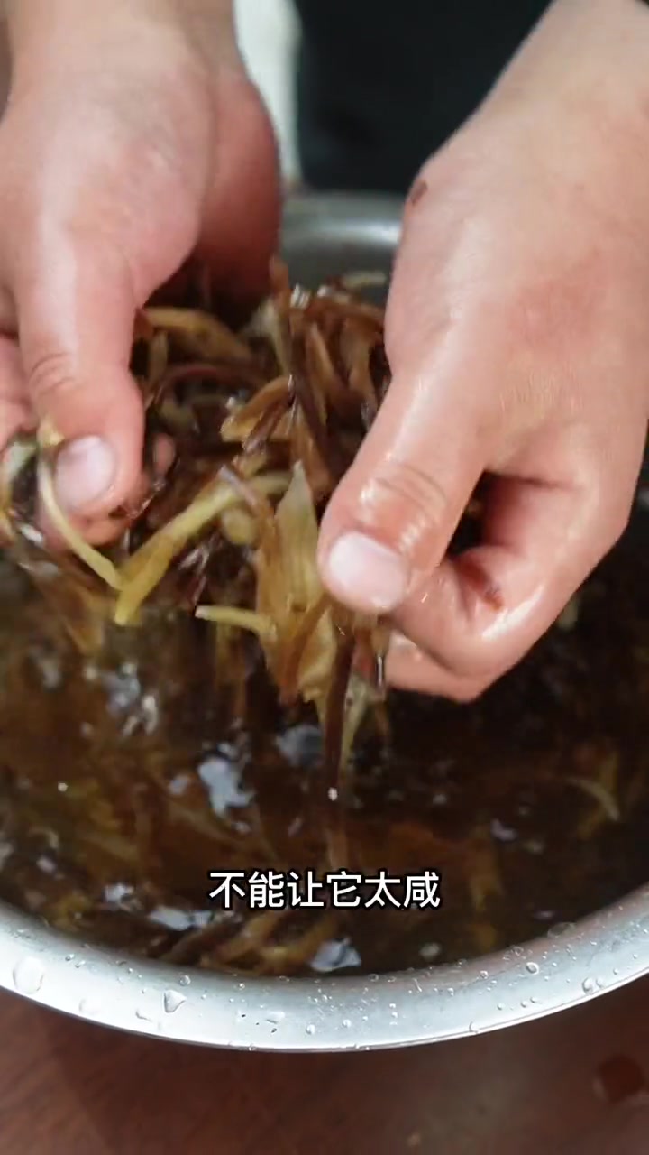 越简单越好吃,早餐必备,黑咸菜丝