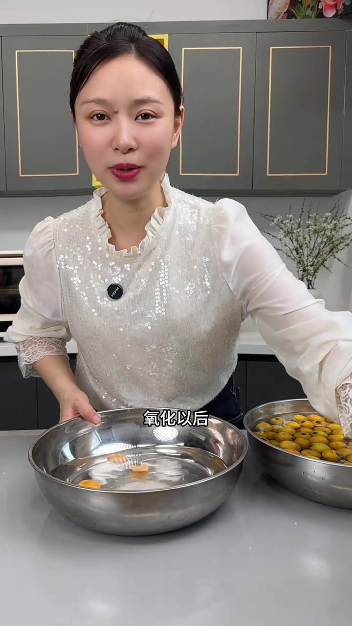 枇杷膏,这是一期做川贝枇杷膏的保姆级教程,枇杷膏好处多加中常备,但是很难买到正宗的,今天我