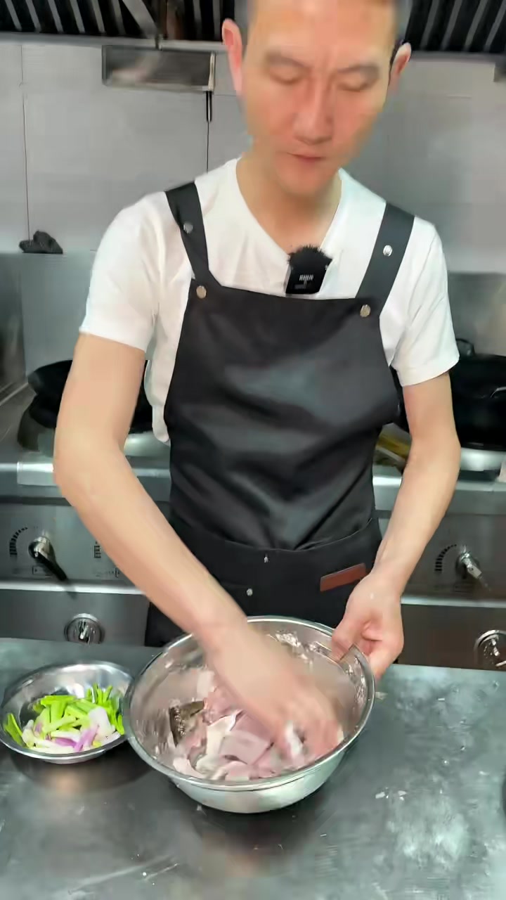 在家做鱼片,就像这样过水,鱼肉细腻,没有一点腥味,还不会浑汤