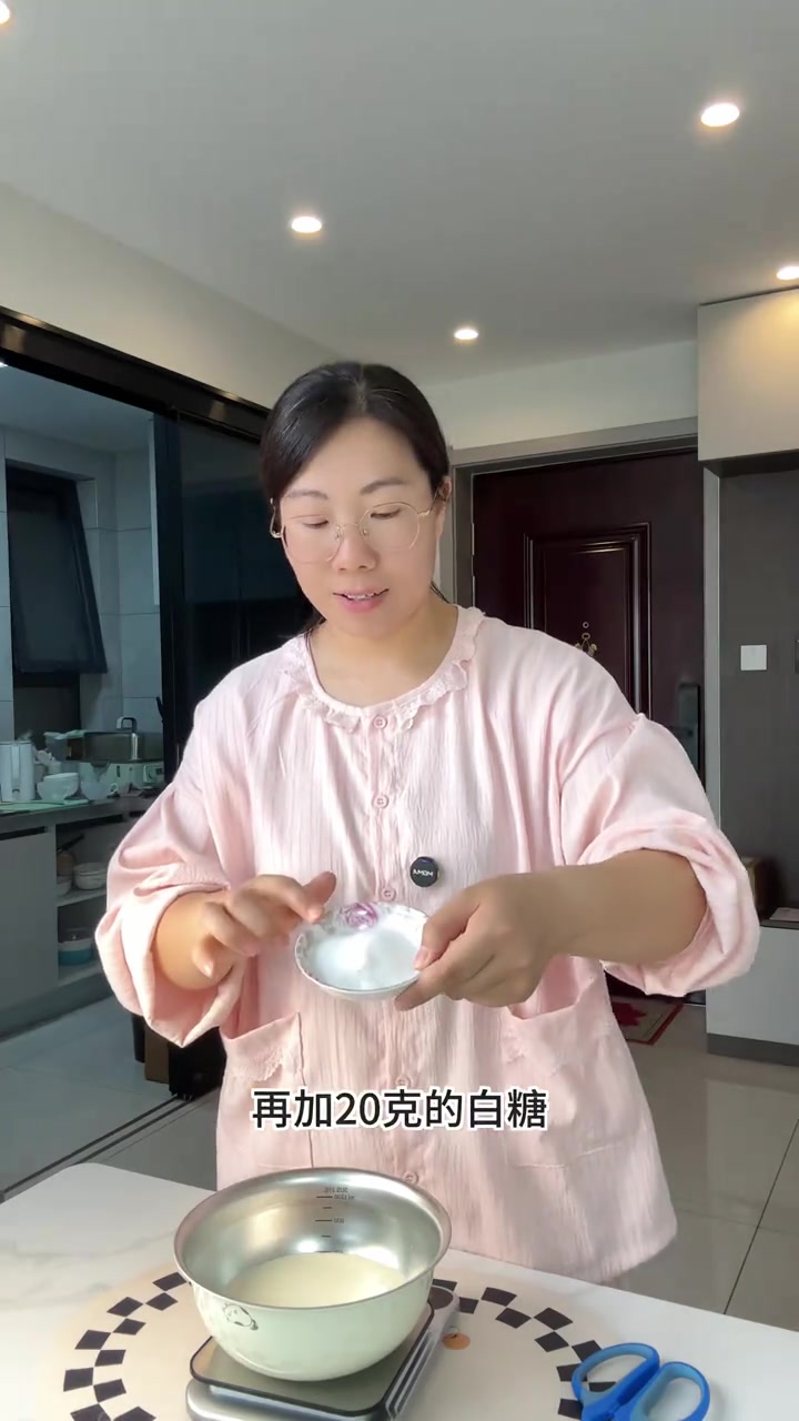 没烤箱,没模具,在家就能做的慕斯蛋糕太简单了。冰冰凉凉的太适合夏天了