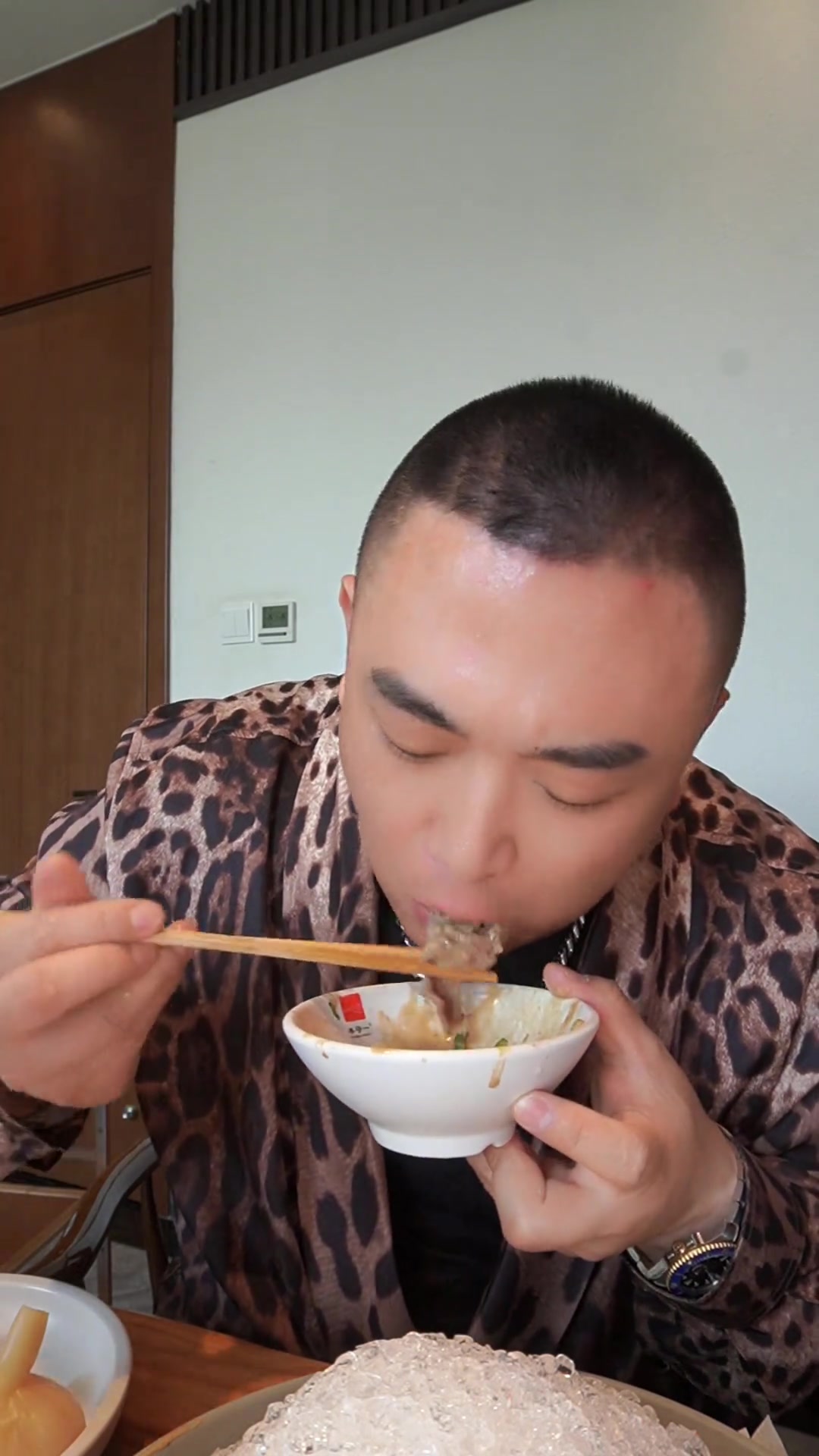 老北京铜锅涮肉,手切鲜羊肉与雪花肥牛的美味盛宴