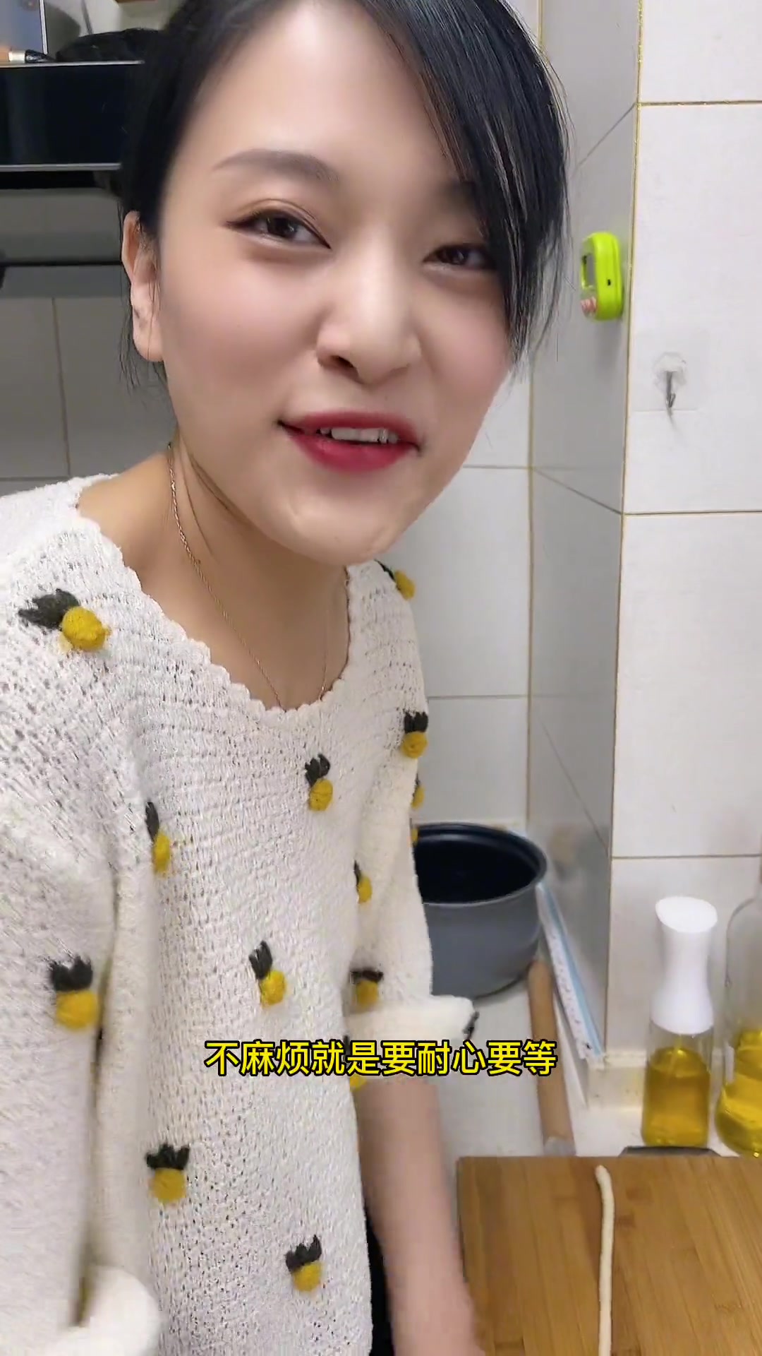 牛肉西红柿洋葱蒜苔炒个臊子,拌上劲道爽滑的拉条子。好吃