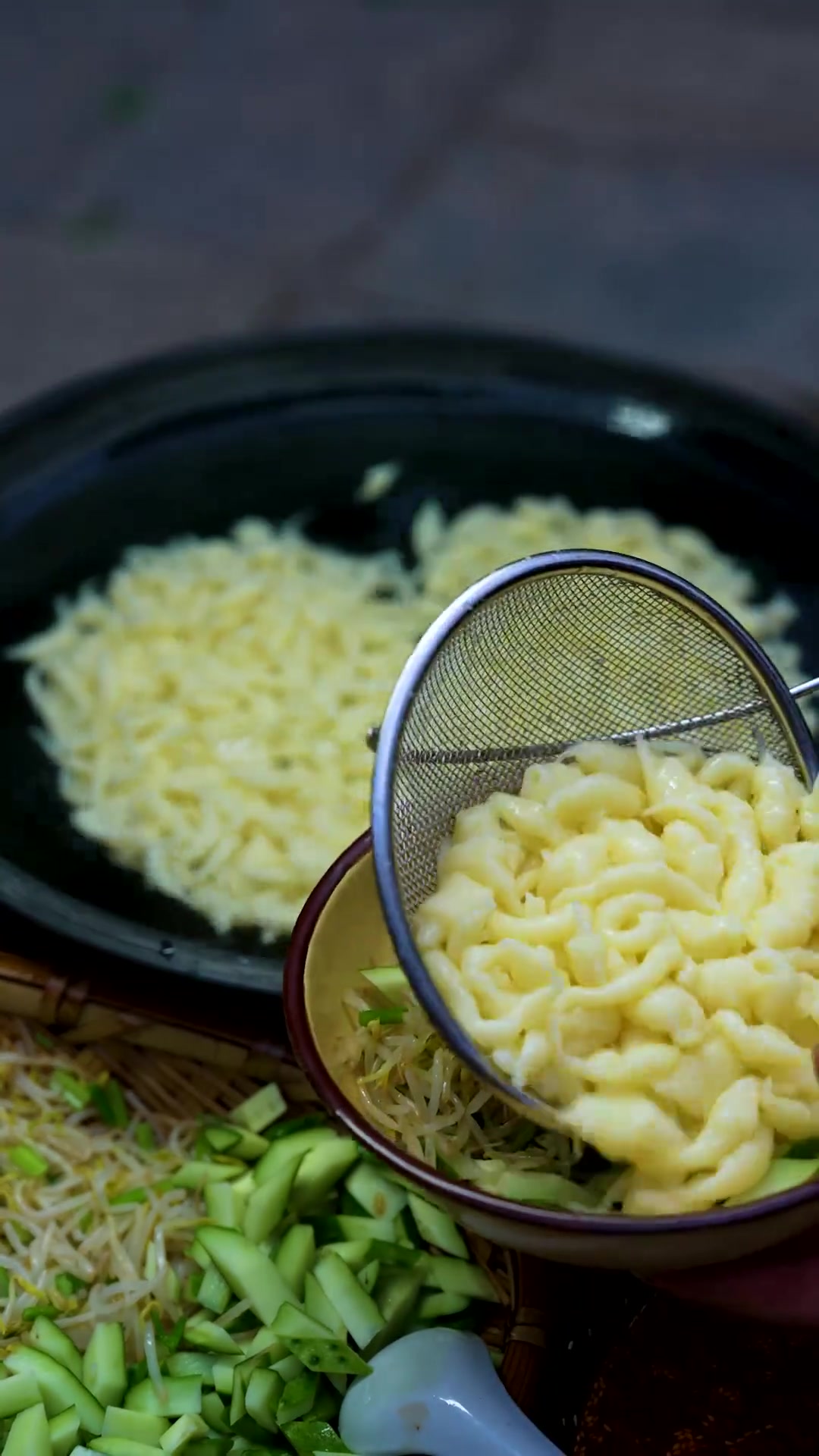 嘿，夏天来咯！一碗酸辣开胃的面鱼，拉开夏日帷幕