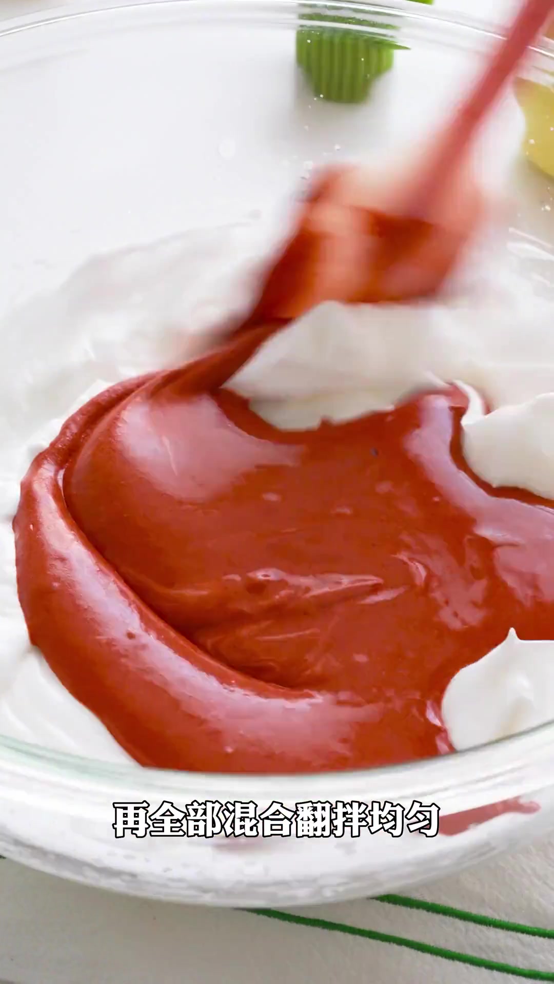 0失败!在家学会草莓红丝绒蛋糕,好吃到没朋友!