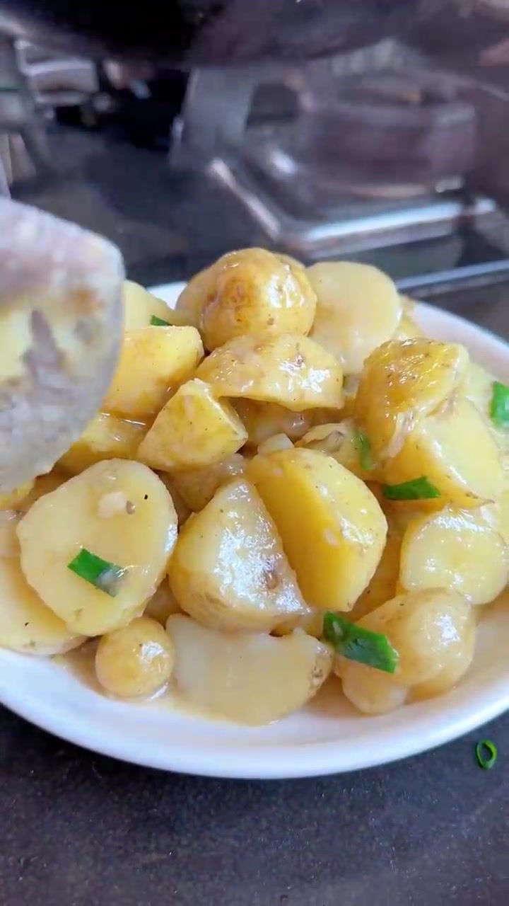 今天粉丝华哥带嫂子和朋友们来吃饭,我们准备了野生小海鲜,秋洋芋尝个鲜,妈妈要抱应亮这次就没